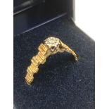 18 carat GOLD RING Having intricate goldwork shoulders with illusion set DIAMOND mounted to top. 2.8
