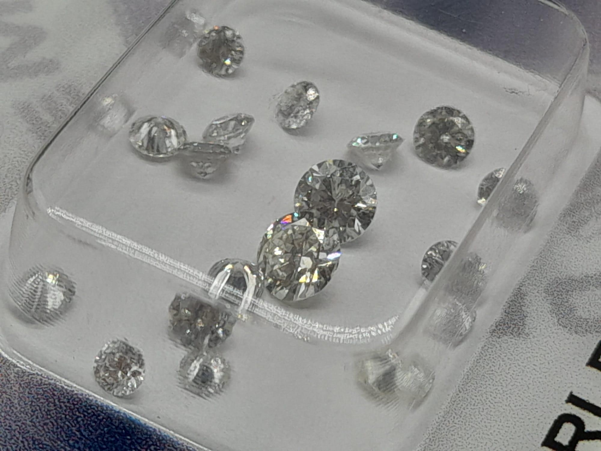 A Parcel of Brilliant Round Cut Loose Diamonds. 1.33ct total diamond weight. Comes with a W.G.I. - Bild 2 aus 4