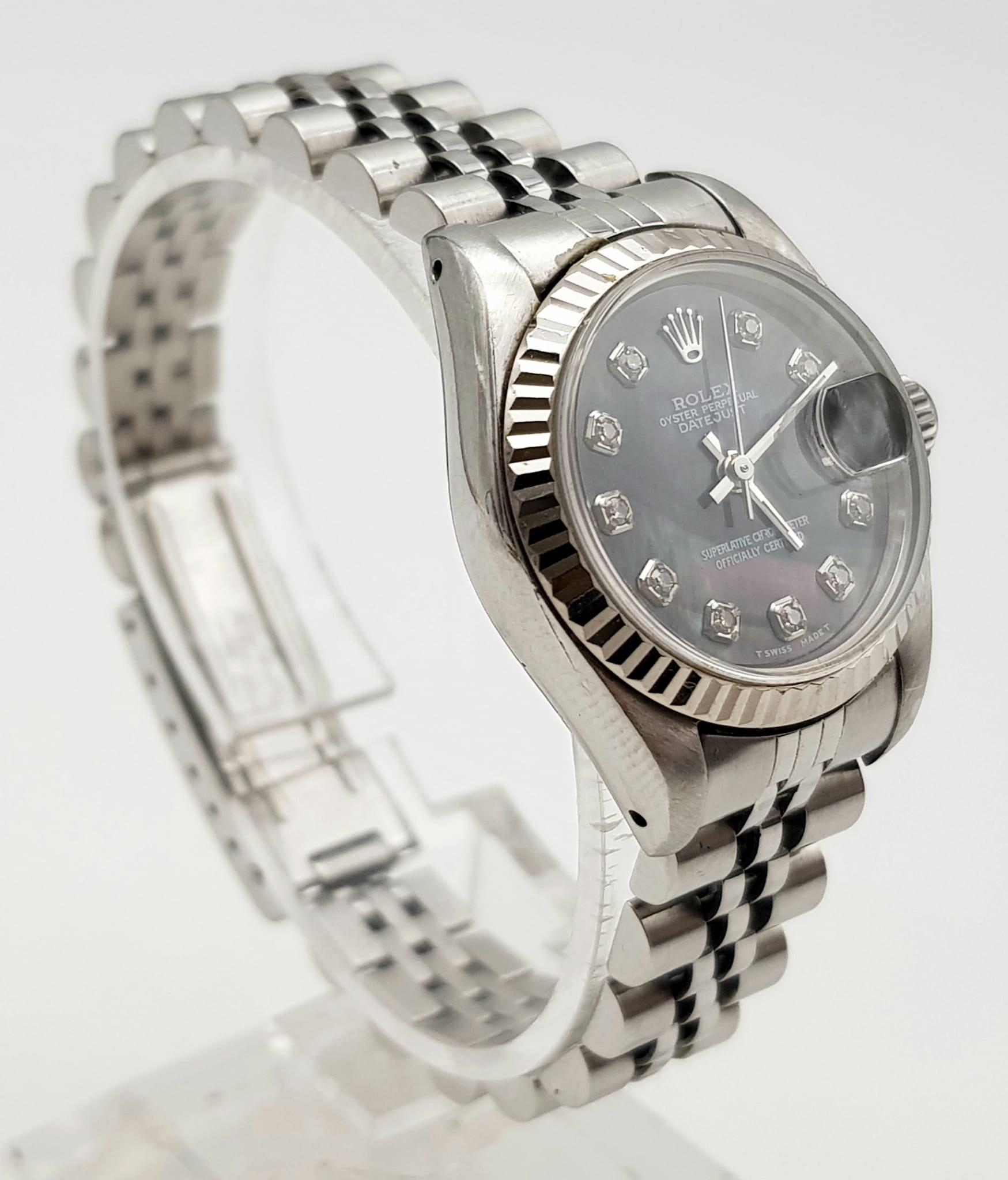 A LADIES ROLEX OYSTER PERPETUAL DATEJUST IN STAINLES STEEL WITH MOTHER OF PEARL DIAL, DIAMOND - Bild 2 aus 6