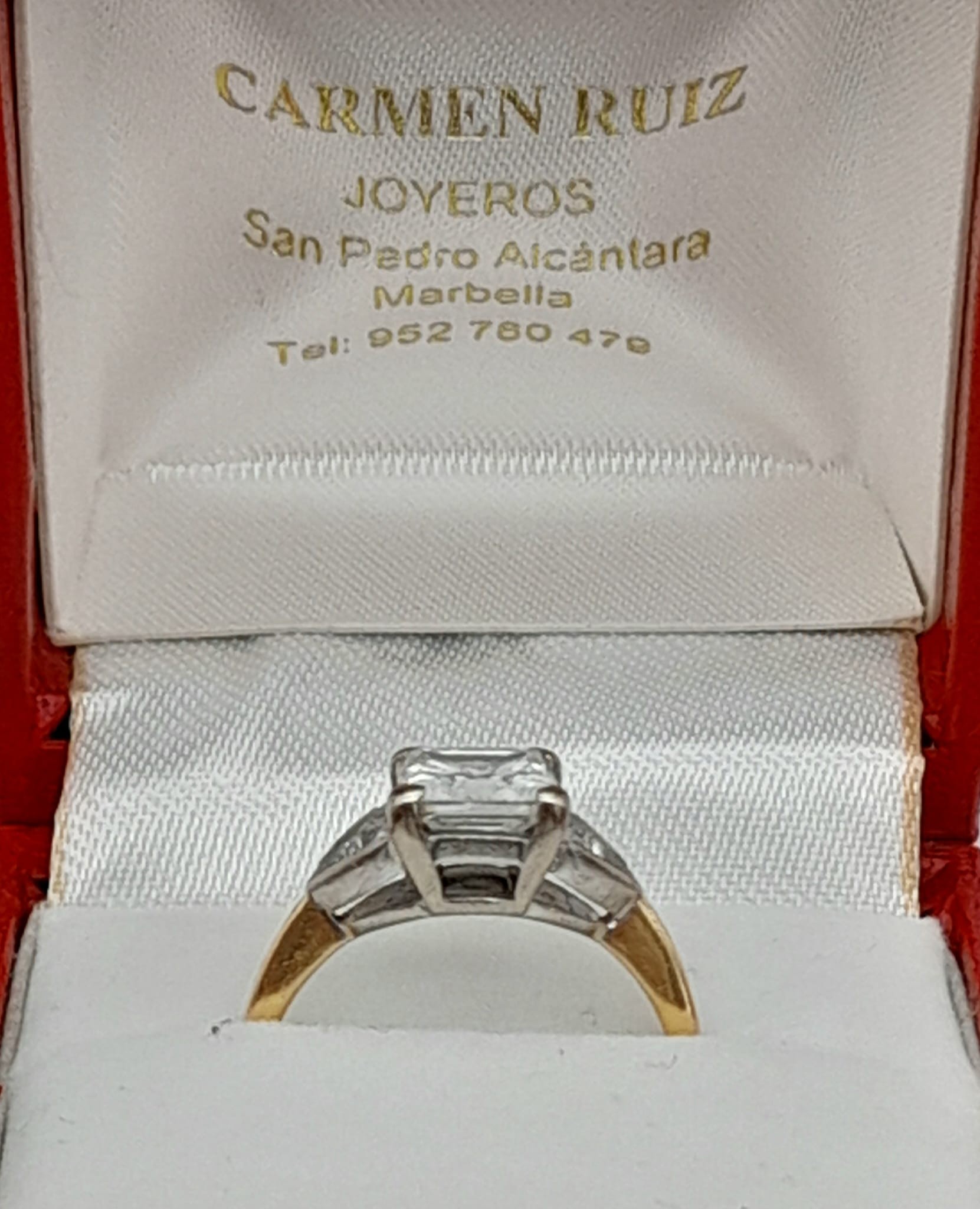 An 18K Yellow Gold Diamond Solitaire Ring. Excellent quality princess cut 2ct centre stone flanked - Image 3 of 4