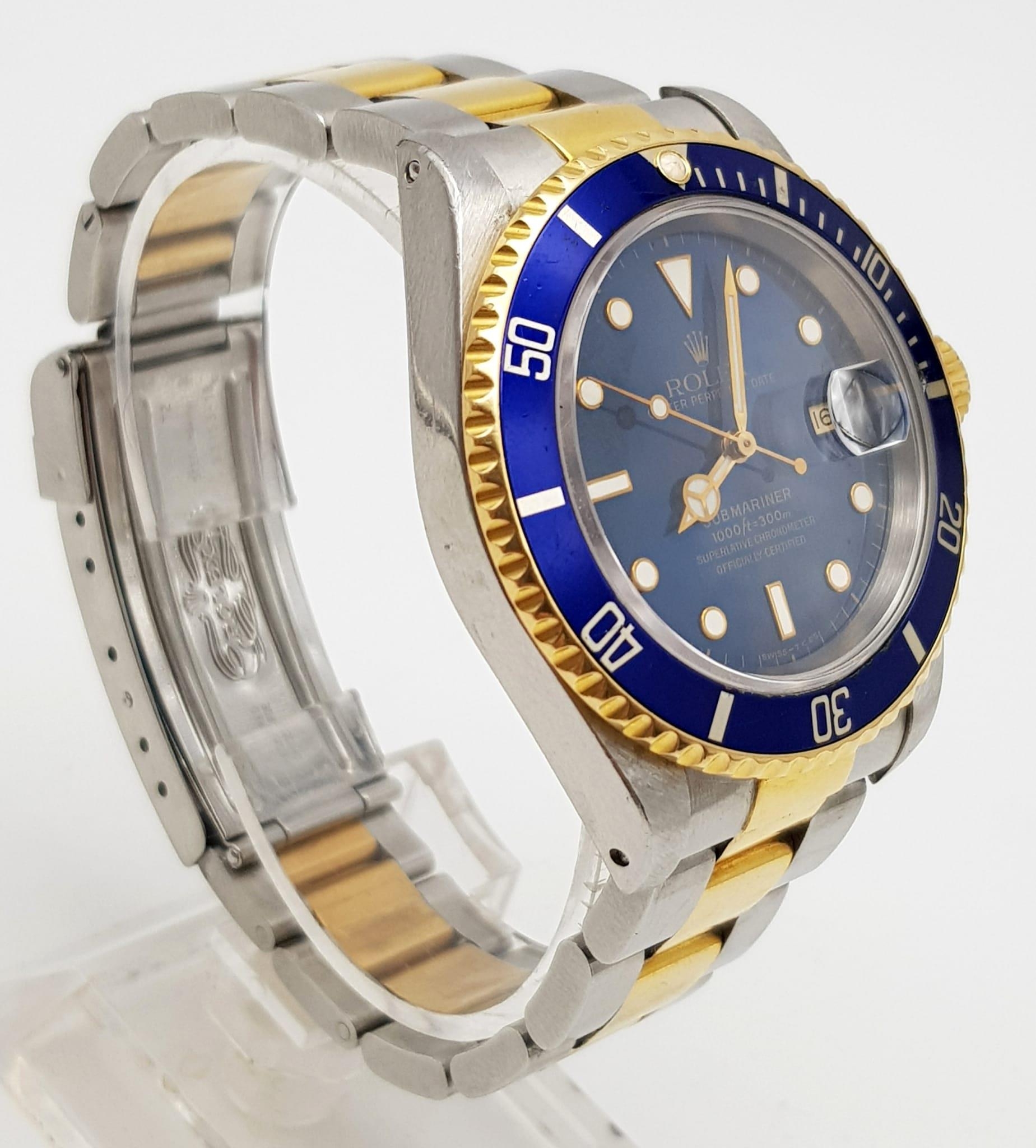 A ROLEX SUB-MARINER IN BI-METAL WITH BLUE BEZEL AND FACE AND IN GOOD ORDER THROUGHOUT. 40mm - Bild 2 aus 7