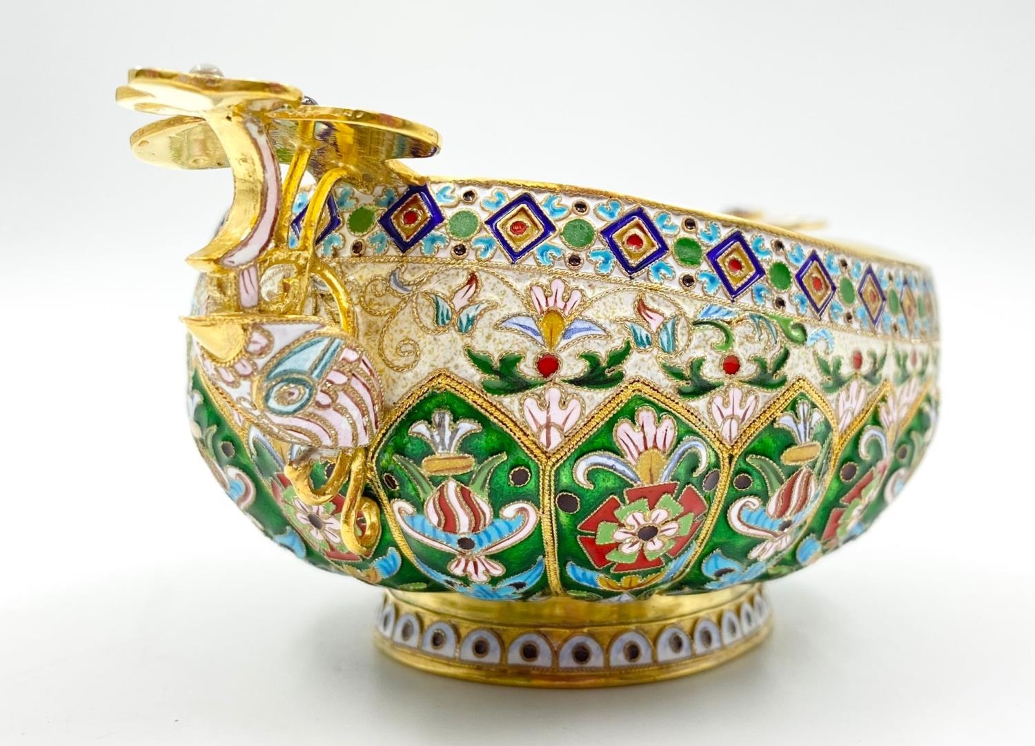 A Russian Silver Gilt Twin-Handle Bowl. Rich interior gilding. Cloisonné enamel and inlaid gem - Bild 2 aus 5