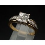 An 18 K yellow gold ring with a diamond cluster (0.75 carats). Size: O, weight: 4.8 g.