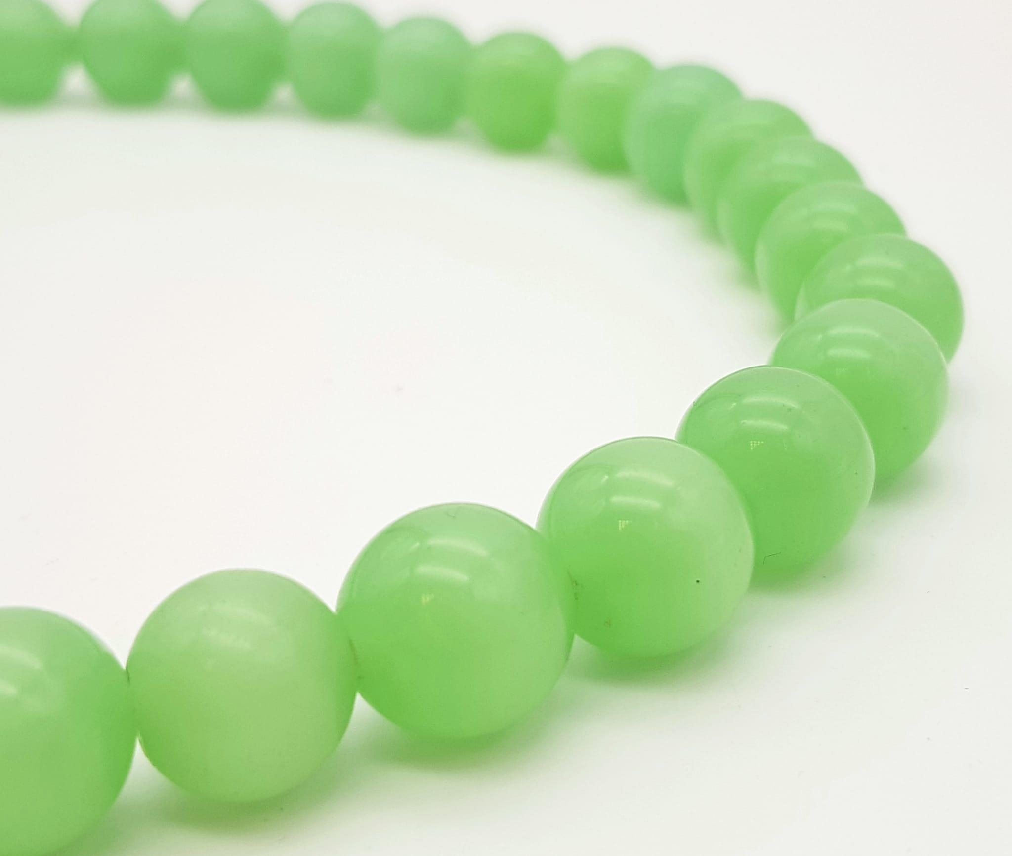 A Vintage Lime-Green Jade Bead Necklace. Lovely 14mm beads with a gilded barrel clasp. 46cm - Image 5 of 8