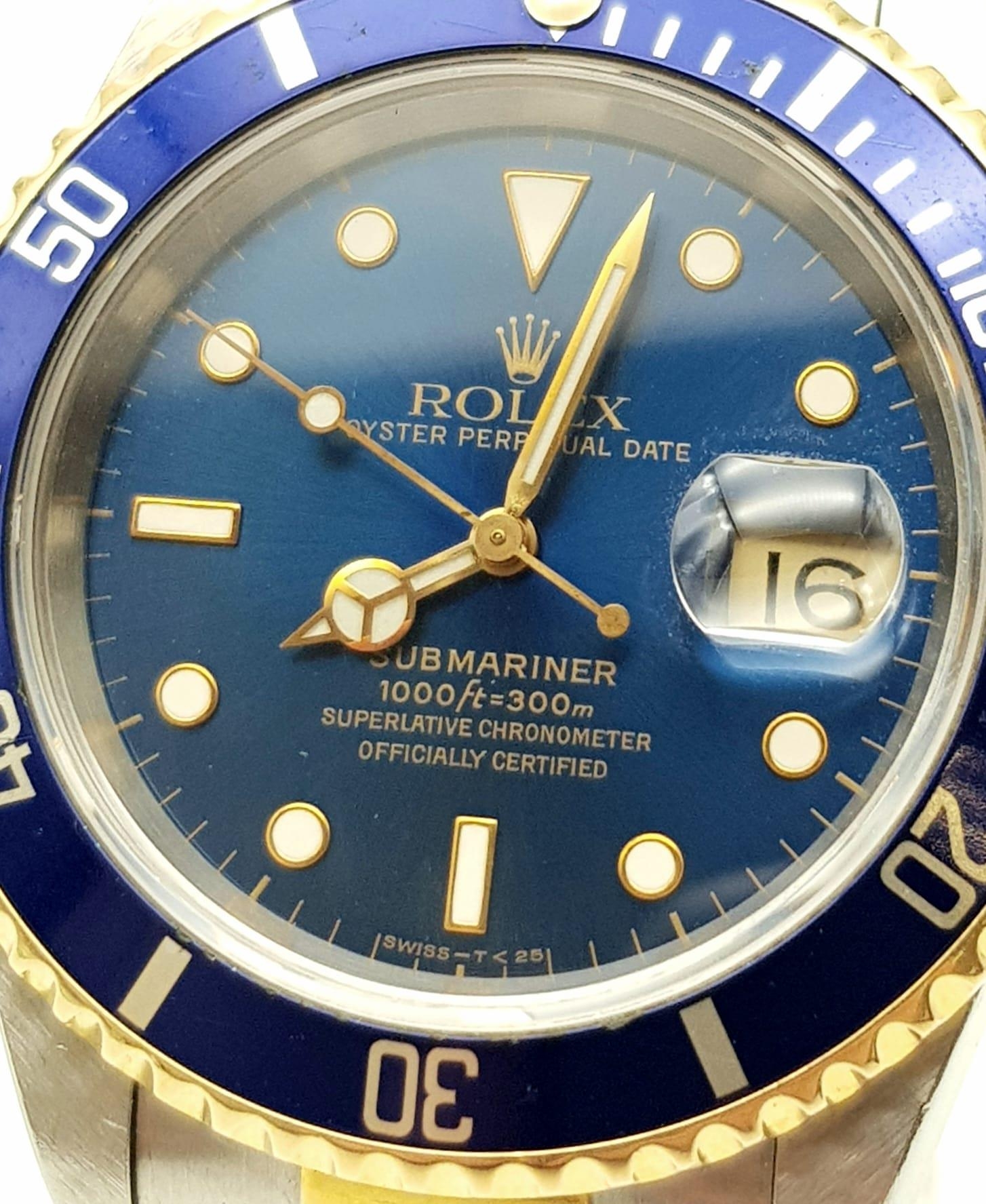 A ROLEX SUB-MARINER IN BI-METAL WITH BLUE BEZEL AND FACE AND IN GOOD ORDER THROUGHOUT. 40mm - Bild 4 aus 7