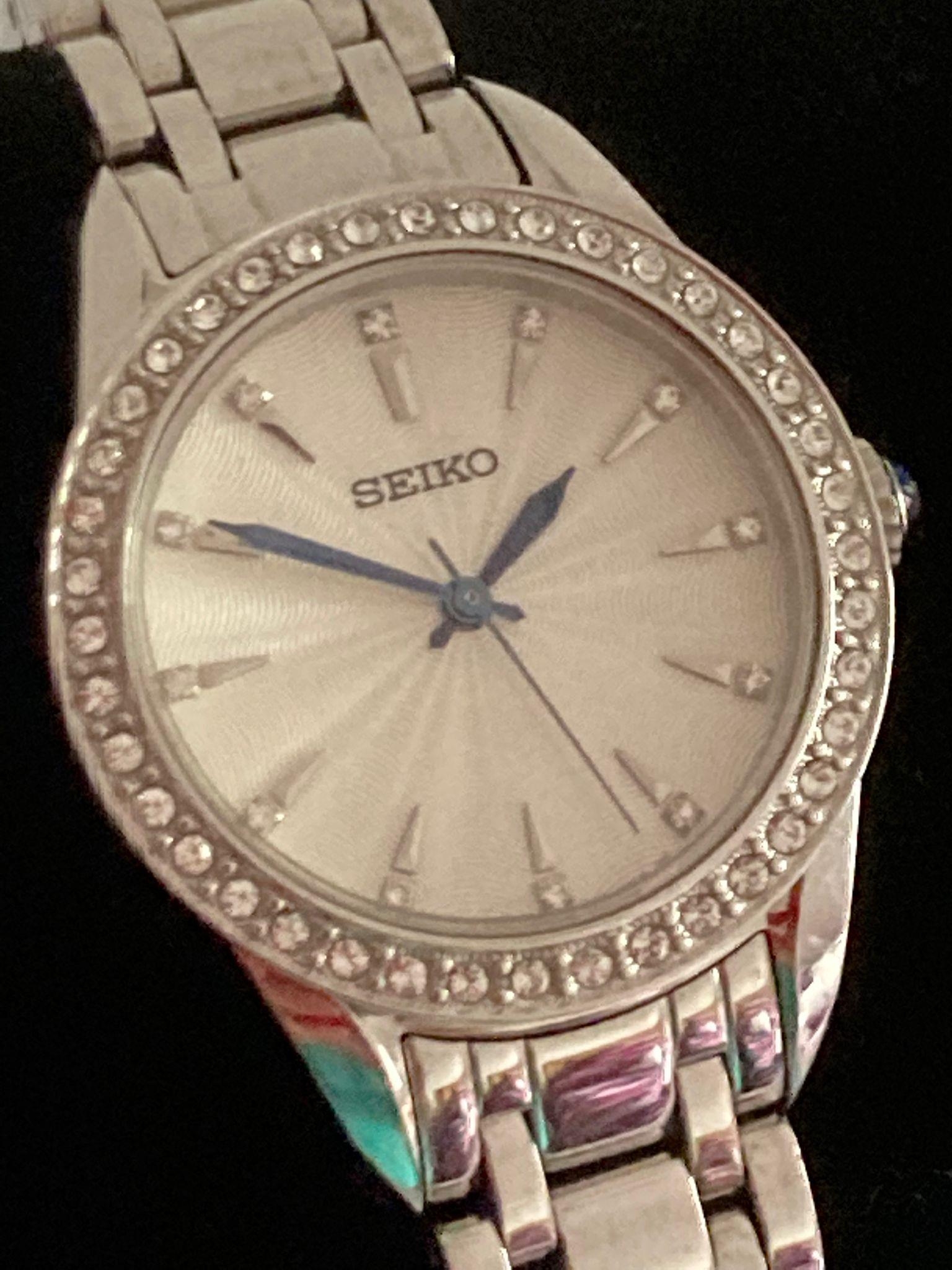 Ladies SEIKO Quartz Wristwatch 7NO1 SWAROVSKI special edition model. Having crystal bezel with