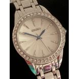 Ladies SEIKO Quartz Wristwatch 7NO1 SWAROVSKI special edition model. Having crystal bezel with