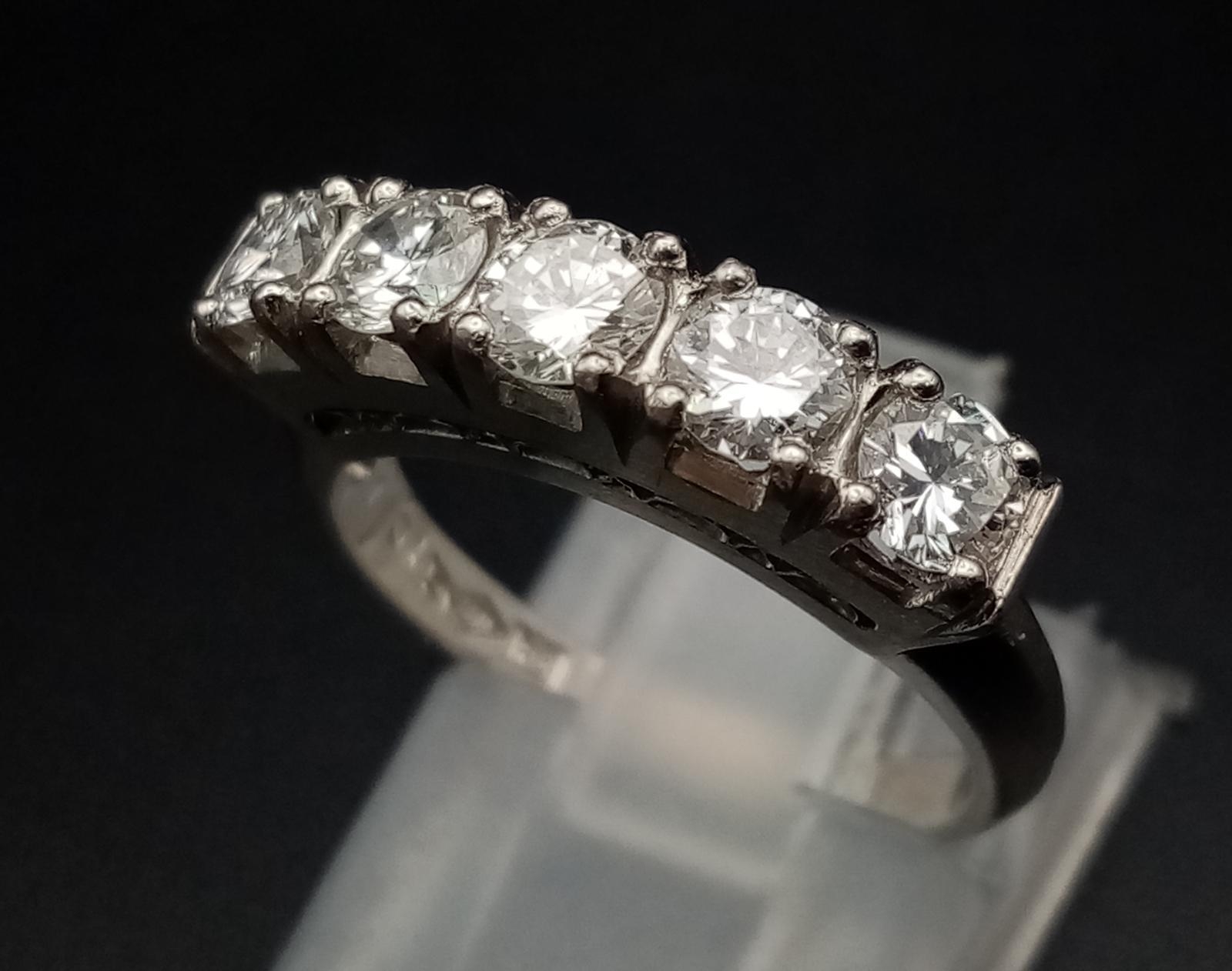 A platinum 800 ring with five diamonds (total 1 carat). Ring size: K, weight: 5.7 g. - Bild 2 aus 7