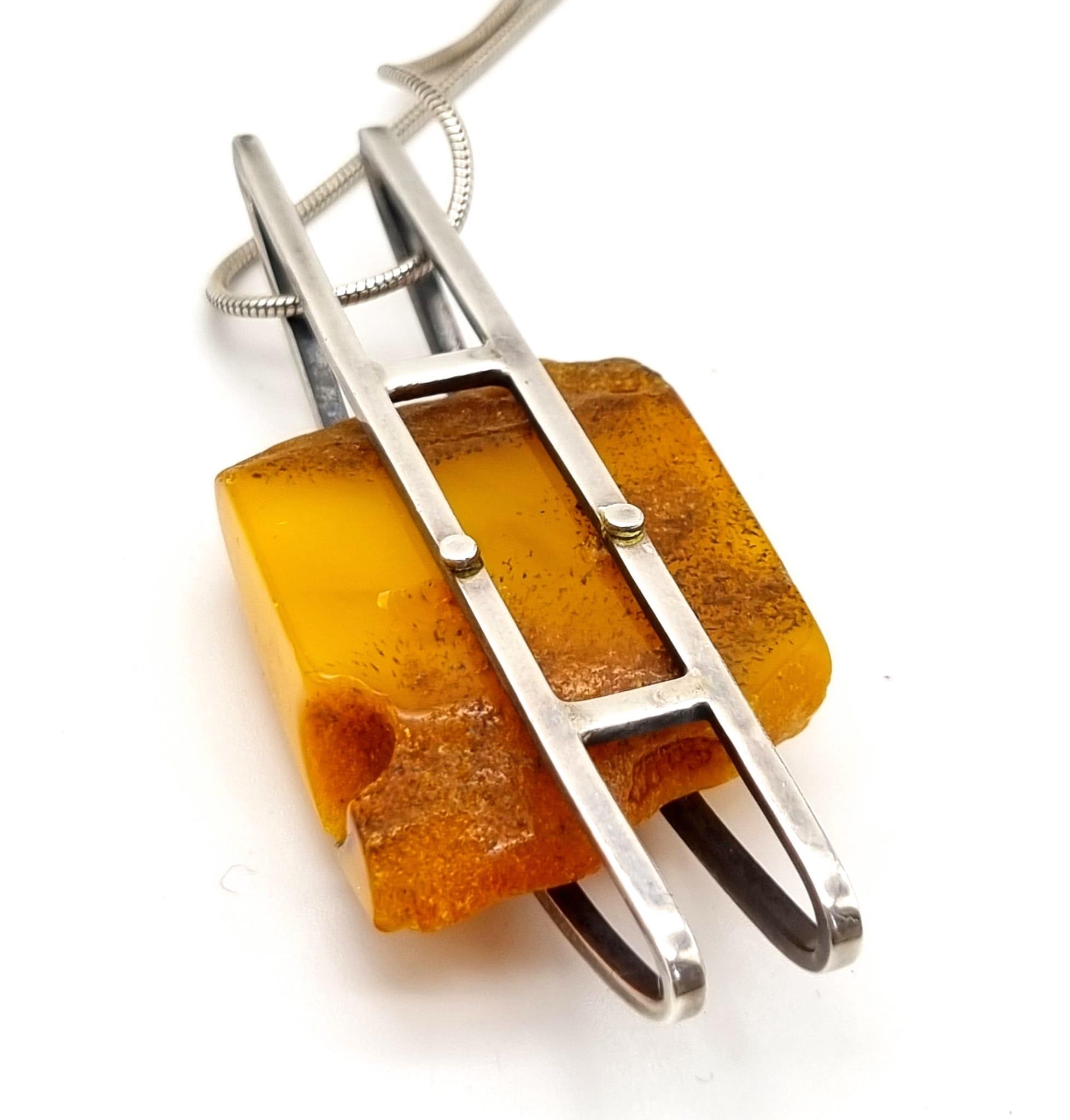 A Honey Amber Pendant Chunk on a 925 Silver Necklace. Amber 3 x 4.5cm. Necklace - 48cm. - Bild 3 aus 6