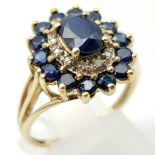 A 9 K yellow gold ring with a diamond and sapphire cluster. Ring size: Q, weight: 3.2 g.