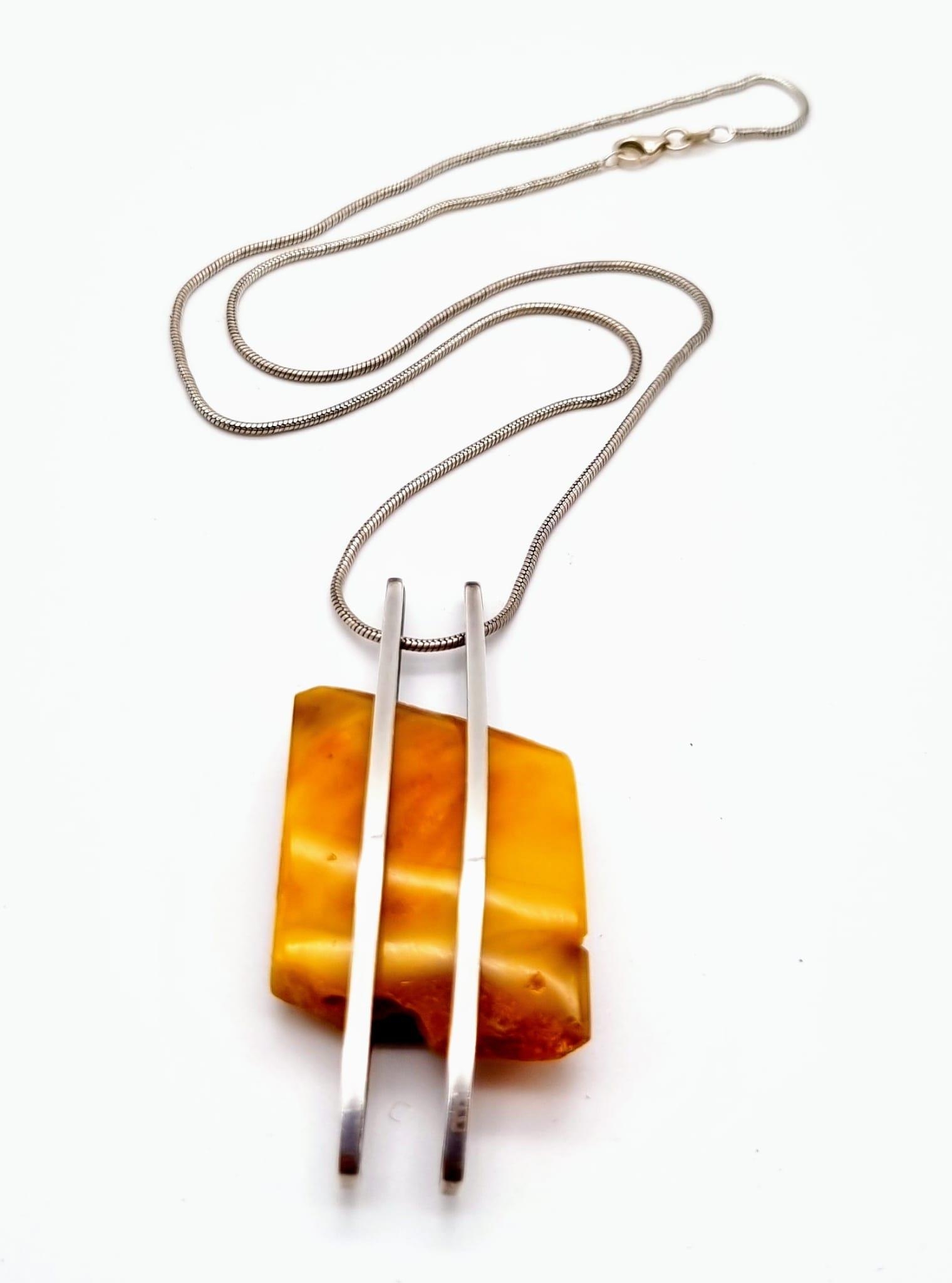 A Honey Amber Pendant Chunk on a 925 Silver Necklace. Amber 3 x 4.5cm. Necklace - 48cm. - Bild 2 aus 6