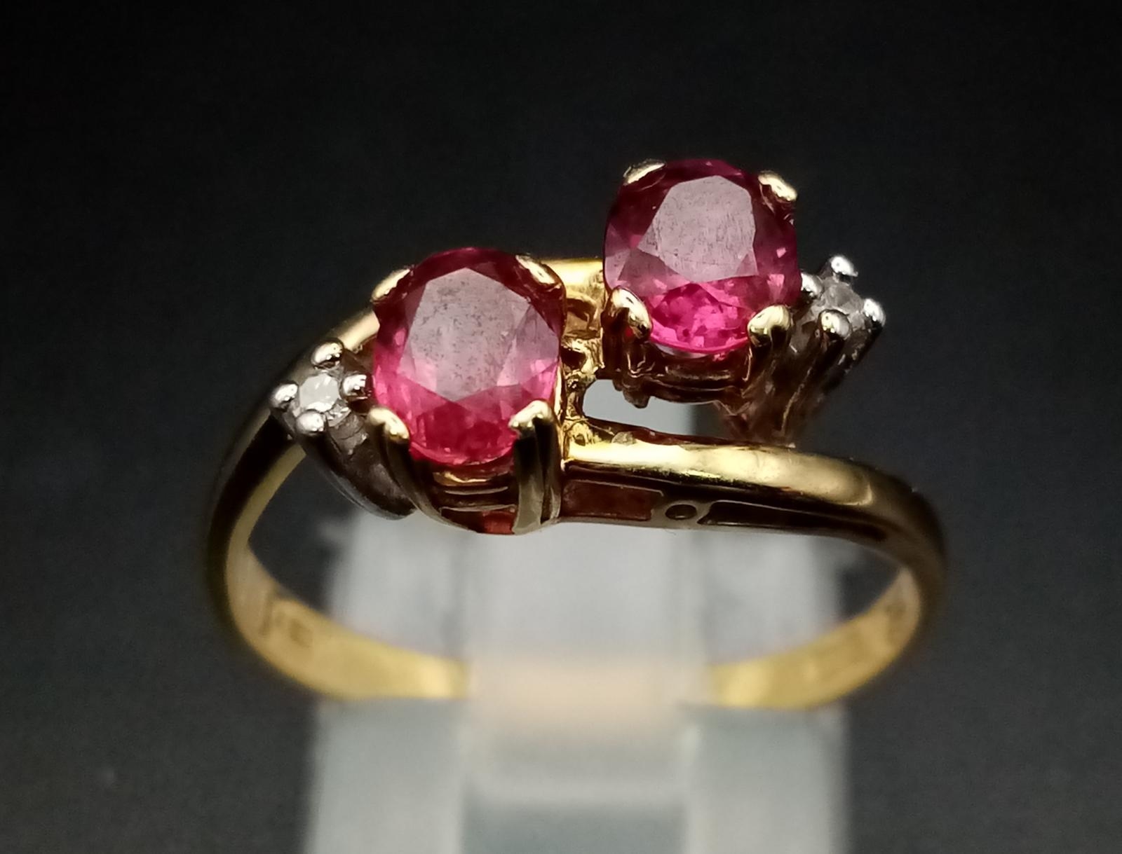 A 9 K yellow gold ring with diamonds and rubies in a twisted design. Ring size: P, weight: 2.6 g. - Bild 2 aus 8