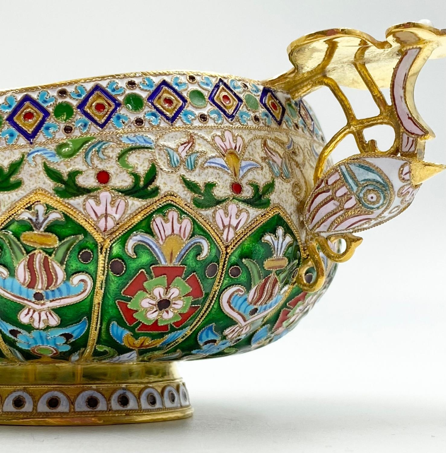 A Russian Silver Gilt Twin-Handle Bowl. Rich interior gilding. Cloisonné enamel and inlaid gem - Bild 4 aus 5