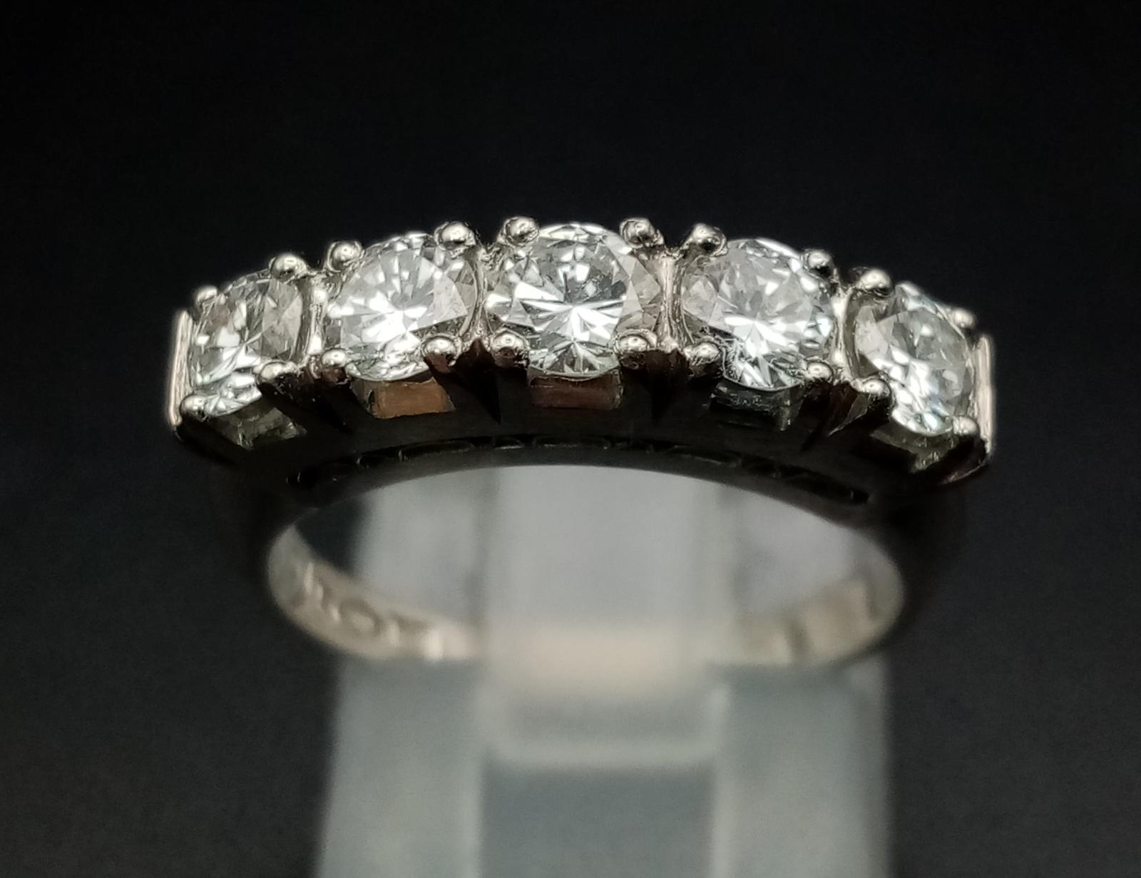 A platinum 800 ring with five diamonds (total 1 carat). Ring size: K, weight: 5.7 g.