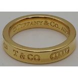 An 18 K yellow gold TIFFANY & CO band ring. Size: J, weight: 5.8 g.