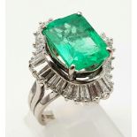 A MAGNIFICENT 6.19ct OCTAGONAL MIXED CUT EMERALD CENTRE STONE SURROUNDED BY DIAMOND BAGUETTES SET IN