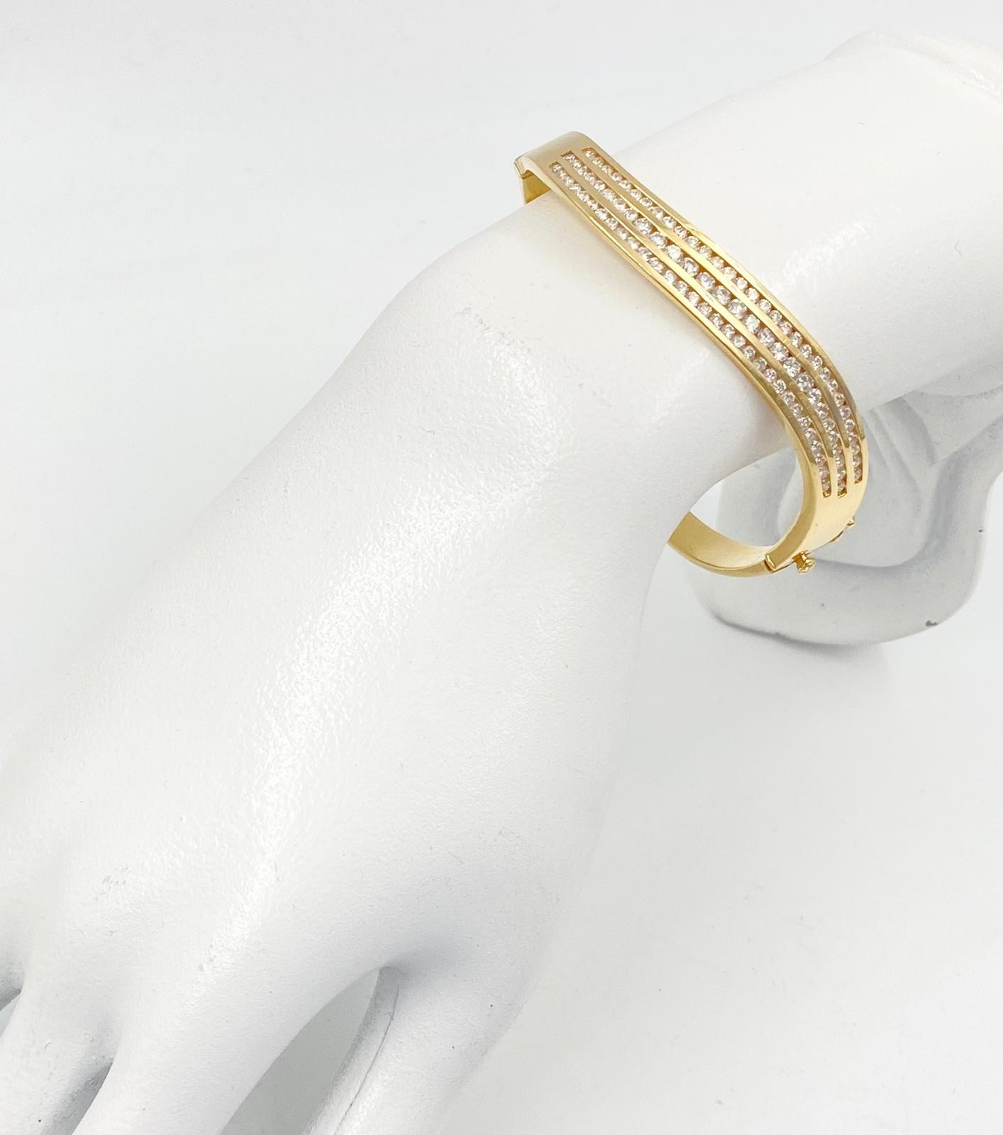 A Stunning 14K Yellow Gold Diamond Twist Bracelet. Over 100 bright round-cut diamonds. (2.5ct - Bild 3 aus 3