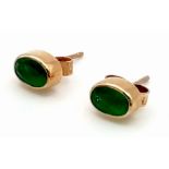 A 9 K yellow gold pair of earrings with emeralds. Weight: 1.3 g.