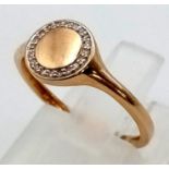A 9 K yellow gold signet ring with a halo of diamonds (0.10 carats). Size: L, weight: 1.3 g.