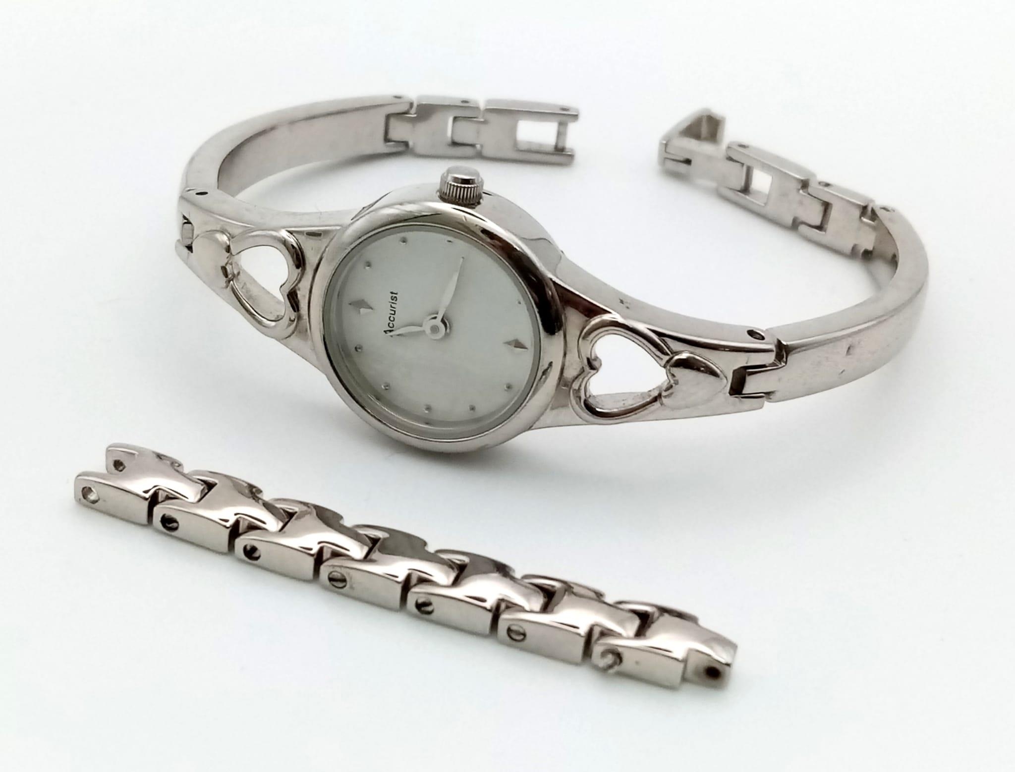 An ACCURIST stainless steel, ladies, watch. Case width: 18 mm, white dial, in full working order and - Bild 3 aus 5