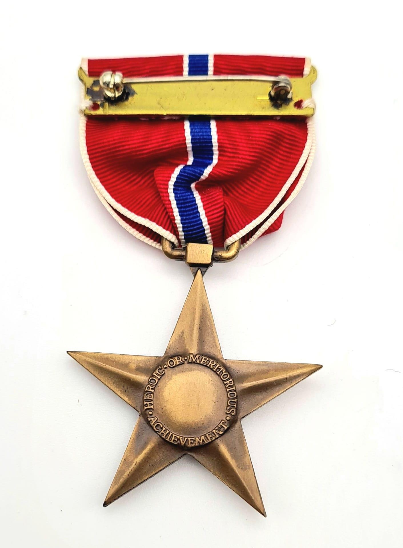 WW2 US Bronze Star in Original Un-issued Box. This medal is from War stocks made for the invasion of - Bild 2 aus 5