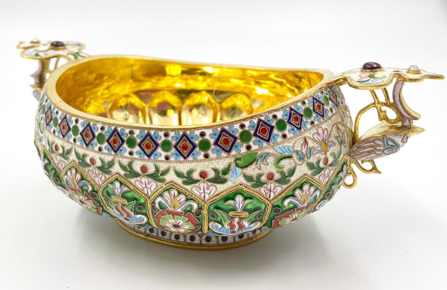 A Russian Silver Gilt Twin-Handle Bowl. Rich interior gilding. Cloisonné enamel and inlaid gem decor - Bild 2 aus 6