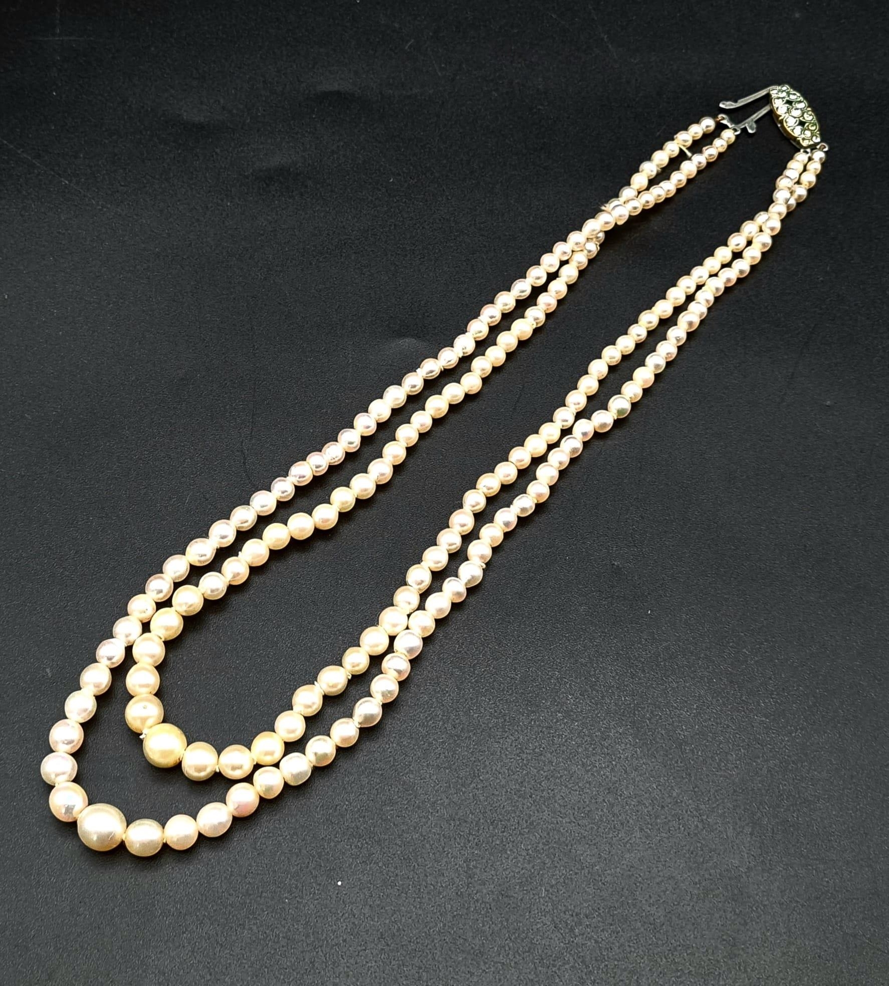 A Vintage Double Strand Graduated Pearl Necklace with White Stone Clasp. 40cm. - Image 4 of 5