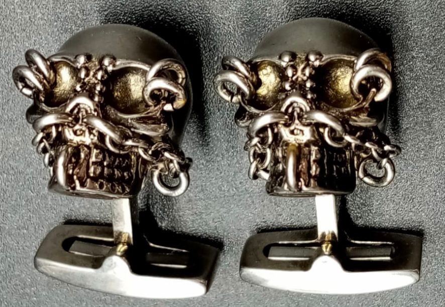 An Iconic ALEXANDER MCQUEEN sculls pair of cufflinks. In excellent condition with original travel - Bild 2 aus 3
