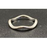 An 18 K white gold wavy band ring. Ring size: H, weight:2.5 g.