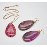 An oversized dragon’s veins pink agate pendant (with gilded chain) and earrings. Pendant dimensions: