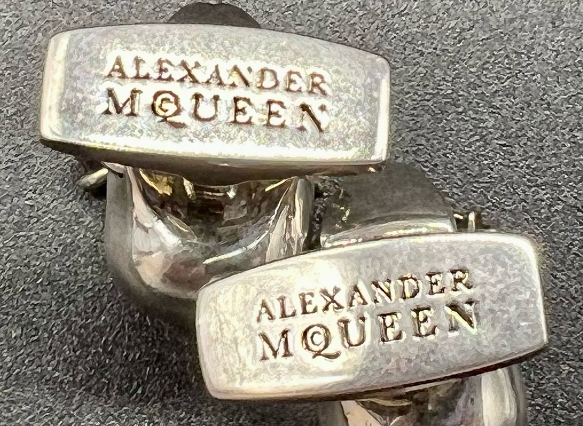 An Iconic ALEXANDER MCQUEEN sculls pair of cufflinks. In excellent condition with original travel - Bild 3 aus 3