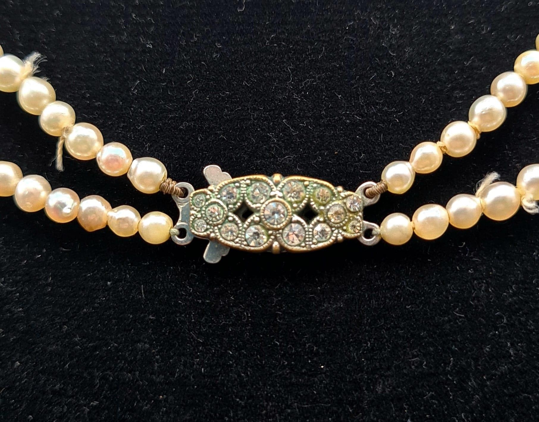 A Vintage Double Strand Graduated Pearl Necklace with White Stone Clasp. 40cm. - Image 5 of 5