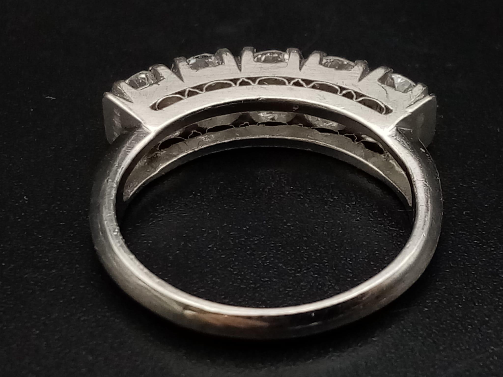 A platinum 800 ring with five diamonds (total 1 carat). Ring size: K, weight: 5.7 g. - Bild 4 aus 7