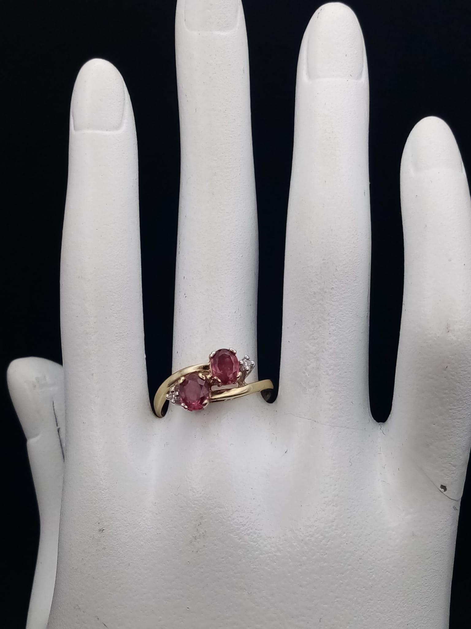 A 9 K yellow gold ring with diamonds and rubies in a twisted design. Ring size: P, weight: 2.6 g. - Bild 8 aus 8