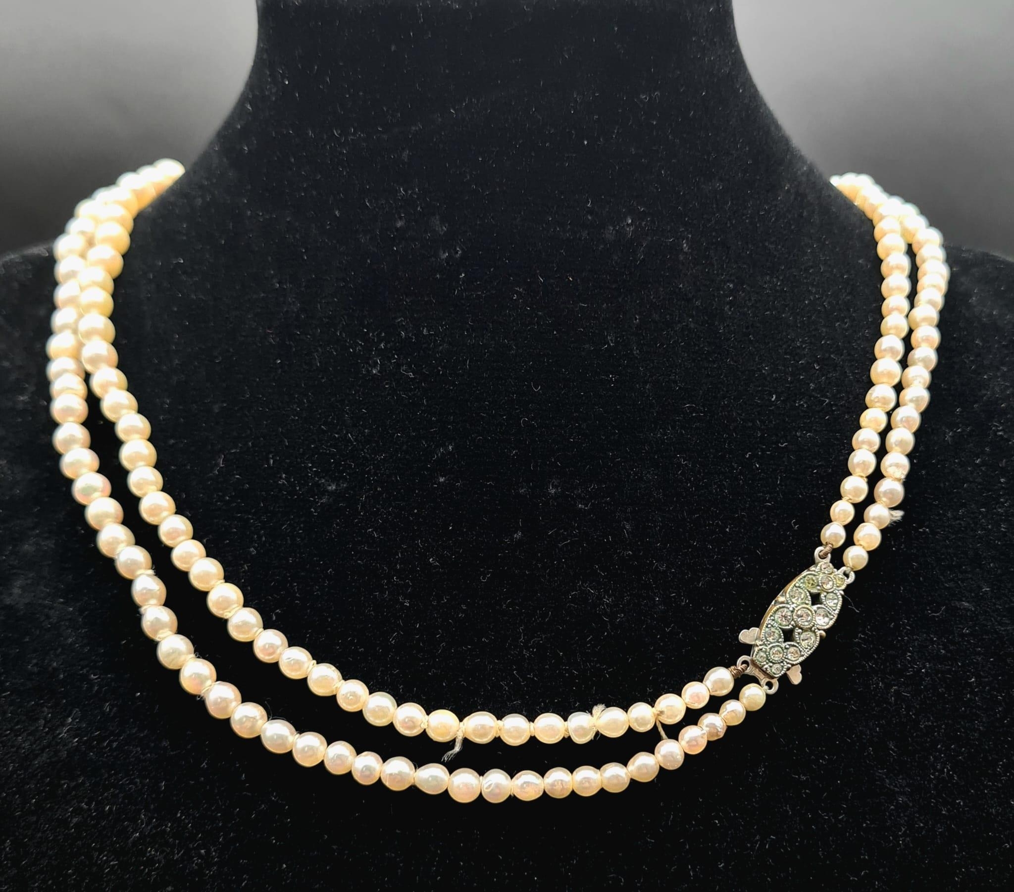 A Vintage Double Strand Graduated Pearl Necklace with White Stone Clasp. 40cm. - Image 3 of 5