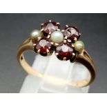 A vintage 14 K yellow gold ring with garnets and seed pearls. Size: L, weight: 2.8 g.