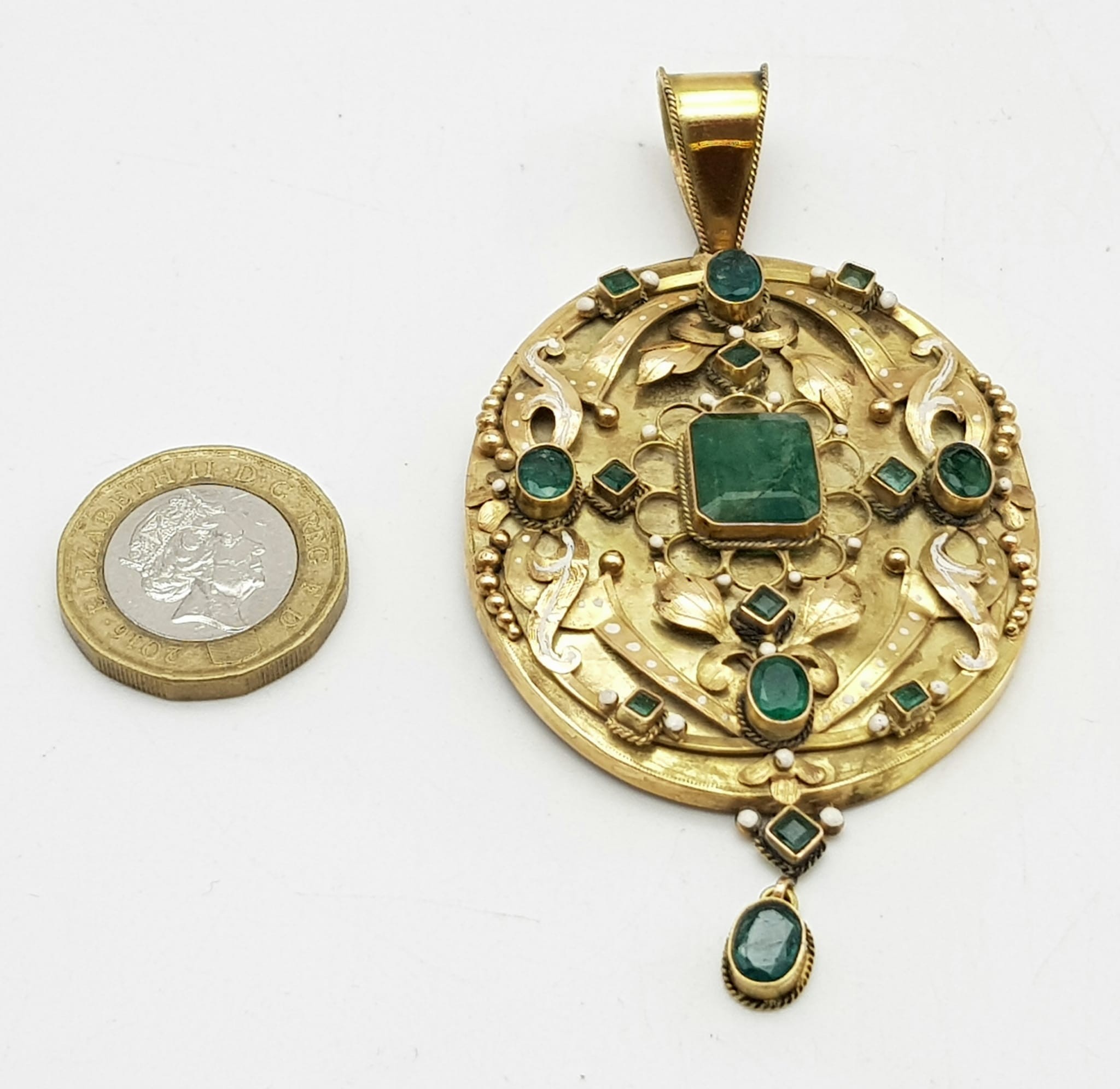 AN ANTIQUE 18K GOLD PENDANT DECORATED WITH JADE AND SEED PEARLS. 15.6gms 8cms - Bild 3 aus 4