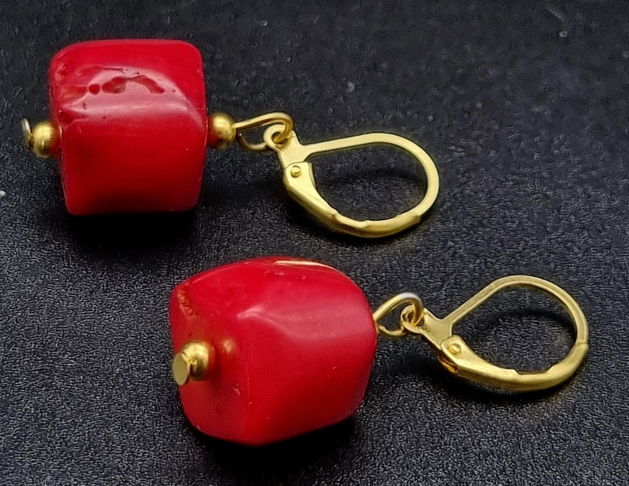 A Pair of Red Coral Square Gilded Earrings. - Bild 2 aus 2
