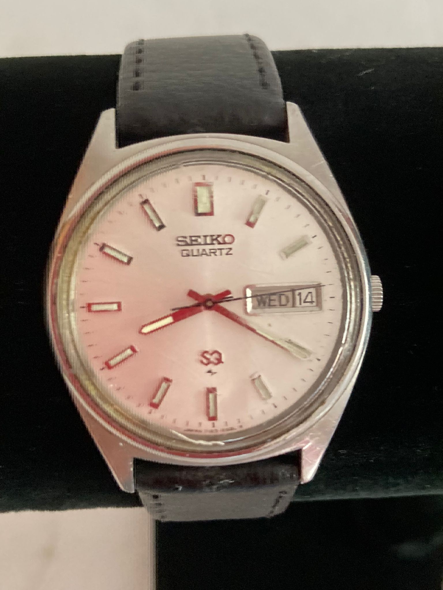 Gentlemans SEIKO Quartz wristwatch in silver tone.DAY/DATE model with luminous digits and hands.