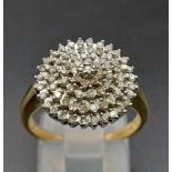 A 9 K yellow gold ring with a cluster of diamonds (1 carat). Size: P, weight: 4.6 g.