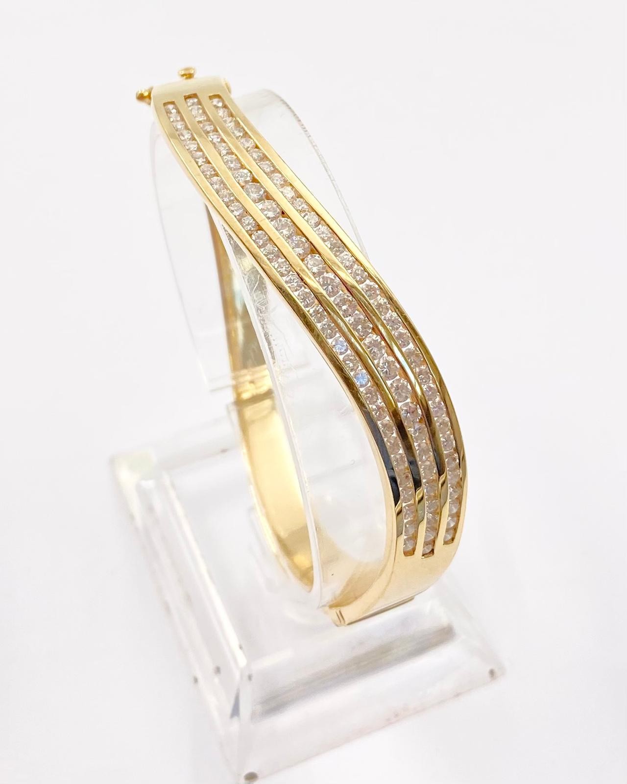 A Stunning 14K Yellow Gold Diamond Twist Bracelet. Over 100 bright round-cut diamonds. (2.5ct - Bild 2 aus 3