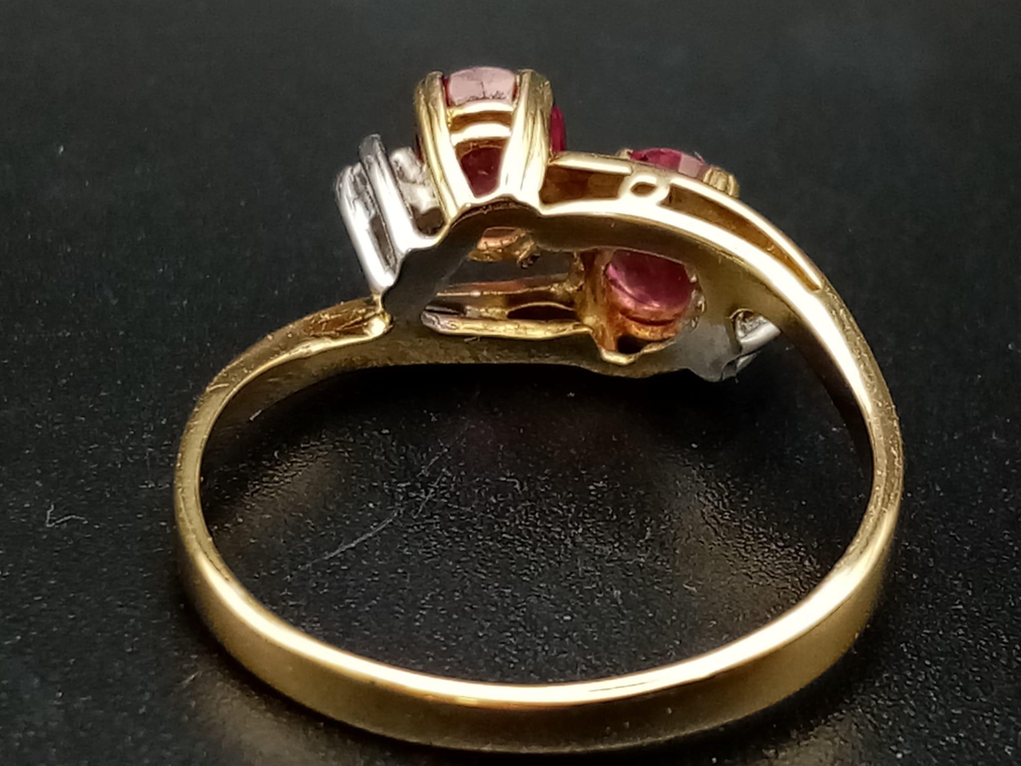 A 9 K yellow gold ring with diamonds and rubies in a twisted design. Ring size: P, weight: 2.6 g. - Bild 5 aus 8