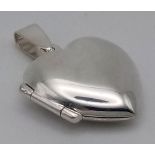Sterling silver heart locket, 30mm in length, total weight 3.6 grams