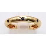 AN 18K GOLD SAPPHIRE AND DIAMOND BAND RING. 3.5gms size L