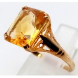 A 9K Yellow Gold Vintage Champagne-Coloured Topaz Ring. Quality central faceted topaz - 2ct. Size L.