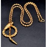 AN IMPRESSIVE 18K YELLOW GOLD SNAKE NECKLACE WITH STONE SET RED EYES, WEIGHT 15.2G AND 52CM LONG CHA