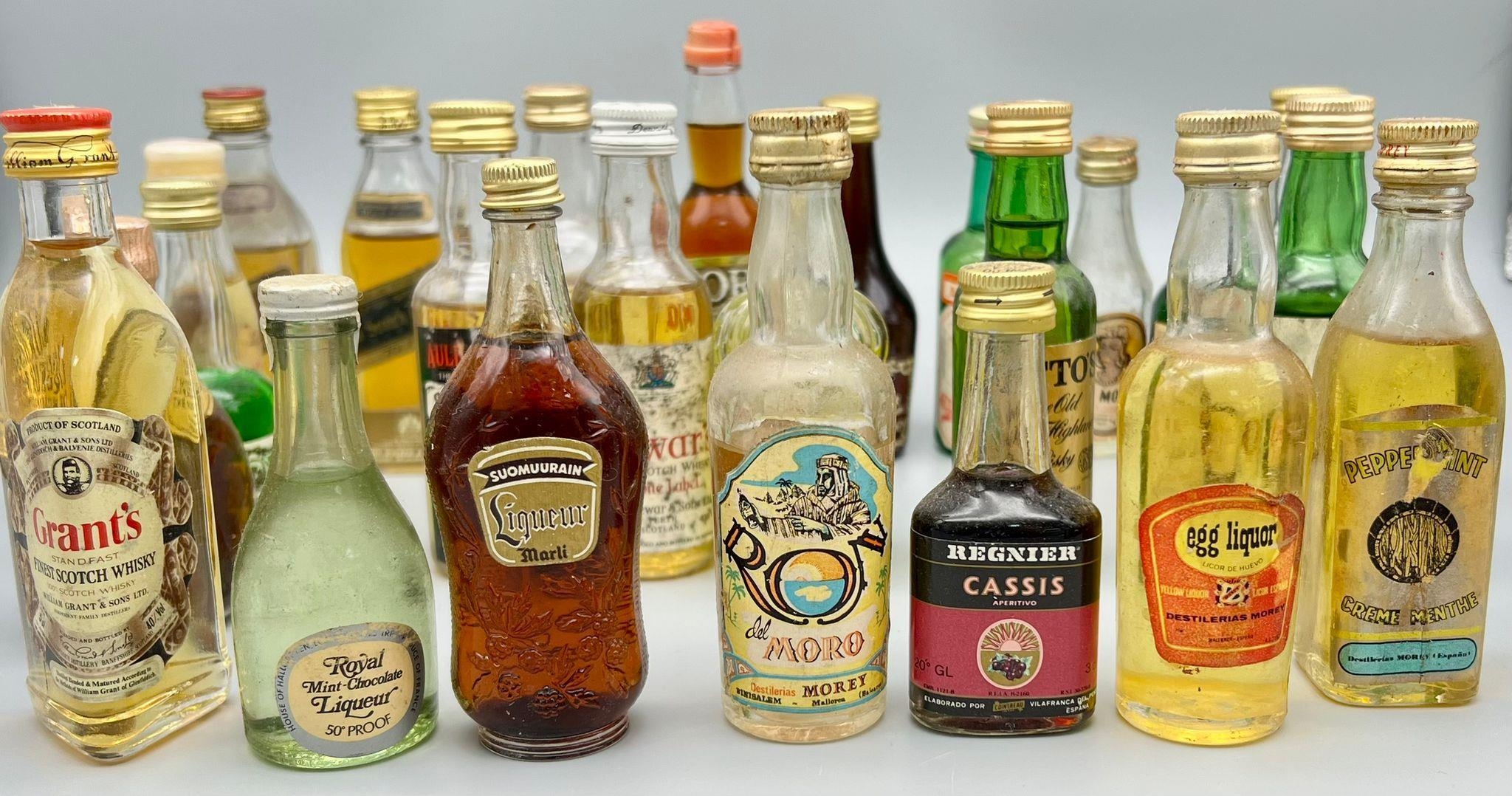 A selection of 30 assorted of miniature bottles of booze. See pictures for more info. - Bild 3 aus 5