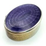 AN ENAMELLED SMALL SNUFF OR PILL BOX. 3cms 10.8gms