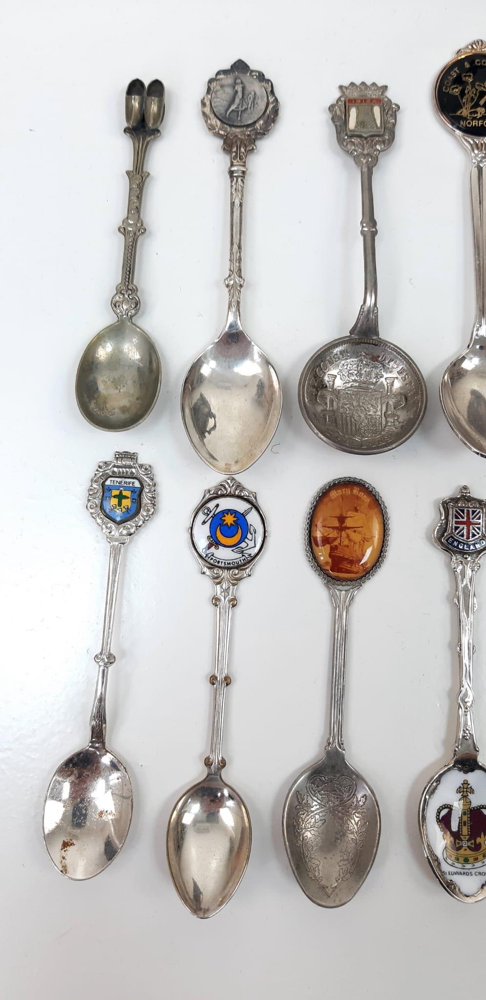 An interesting lot of over 20 collectable silver plated spoons AND an English pewter jug with a - Image 4 of 6