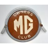 An MG owners club badge. Diameter: 9 cm.